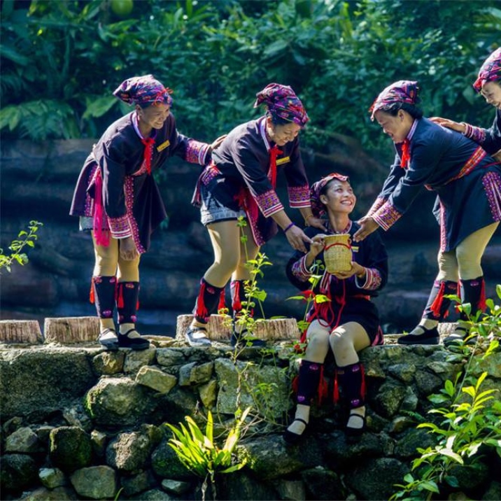 Binglanggu&bull;Li & Miao Cultural Heritage Park